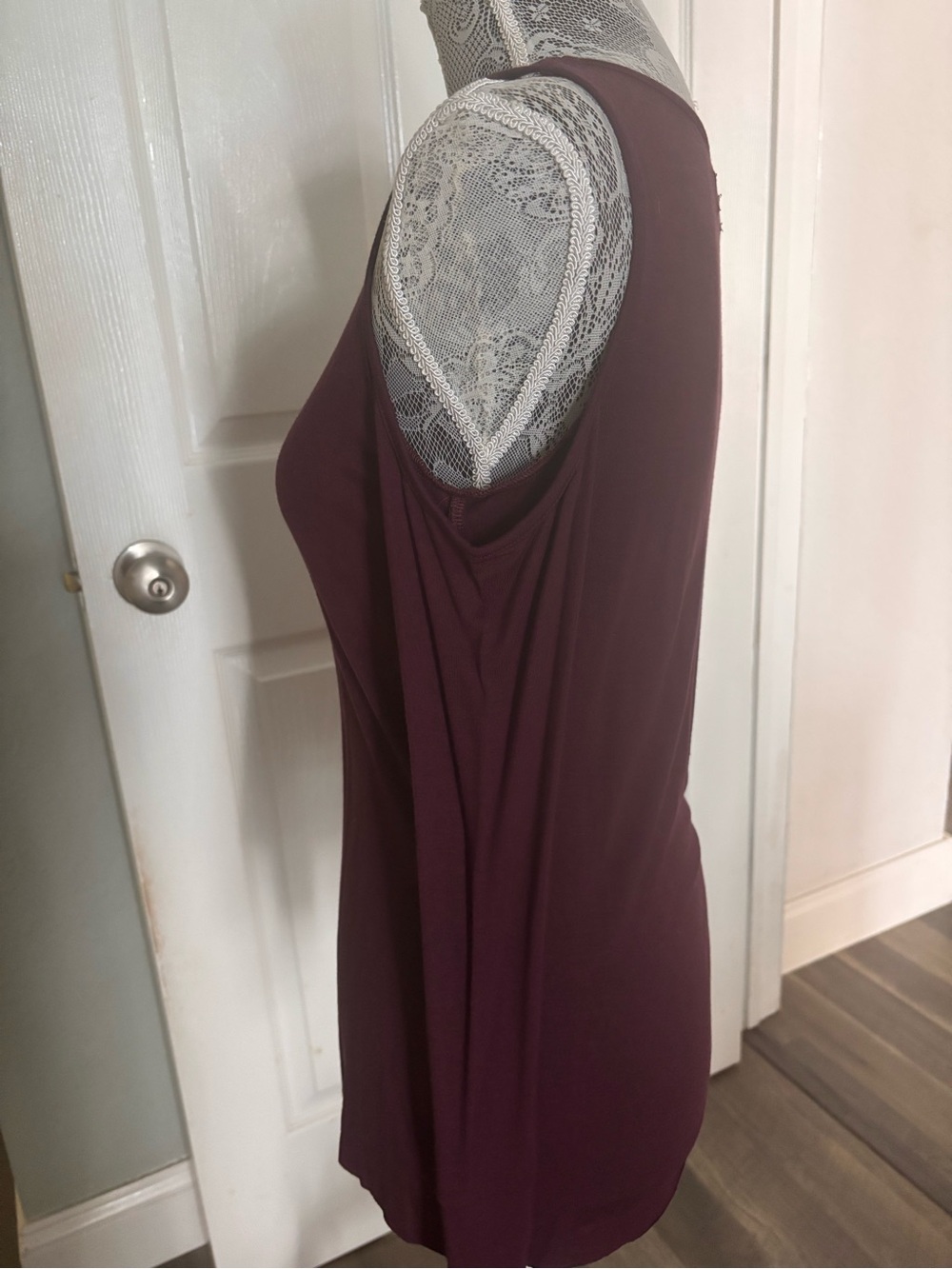 BAILEY/44 COLD SHOULDER TOP IN PLUM 💕 SZ M - Picture 7 of 9